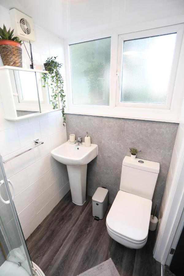 Cheerful 4-Bedroom Home In Sheffield Walkley Bagian luar foto